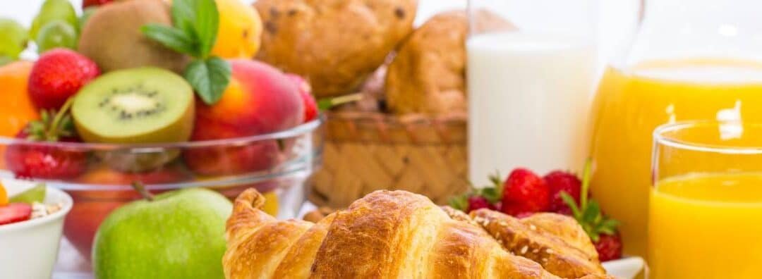 Petit-déjeuner : ces erreurs qui entretiennent fatigue, fringales et prise de ventre après 40 ans